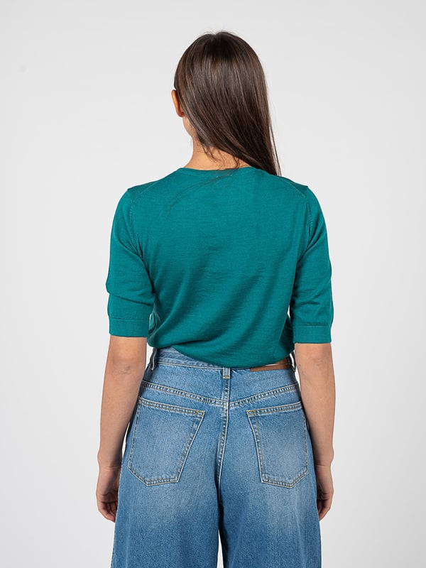 El color uniforme de este producto le da elegancia y versatilidad, lo que permite que combine perfectamente con una variedad de estilos, desde los cotidianos hasta las ocasiones más formales, y su tono sutil hace que sea fácil de emparejar con otros elementos del vestuario.

El gran logo en el frente no solo atrae la vista, sino que también añade carácter y un estilo moderno, destacando la marca y la calidad del producto, lo que lo convierte en la elección ideal para quienes valoran tanto una apariencia moderna como el prestigio.

Producido en Italia, lo que garantiza la más alta calidad de fabricación, precisión en los detalles y el uso de los mejores materiales, además refleja la rica tradición del artesanado italiano, conocido mundialmente por su atención al detalle y un diseño único.