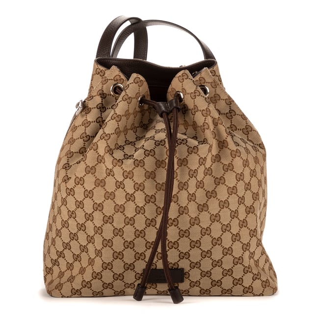 Gucci Bolsas Bucket back  Mochila en Beige Lienzo y Plata hardware. El producto está en en Excelentes Condiciones (A).
  Dimensiones: 31x35x16 cm 
  Accesorios incluidos: NONE
    
  BrandCo Paris encuentra artículos raros y en las mejores condiciones a precios increíbles. ¡Vale la pena tener paciencia! Compra con confianza: todos los artículos de BrandCo Paris son seleccionados y autenticados cuidadosamente por nuestro equipo de expertos.
  Todos los artículos vienen con un certificado de autenticidad y un embalaje entregado por BrandCo Paris.
  Tabla de clasificación de la condición del artículo
  N (como nuevo)
  AA (perfecto estado)
  A (excelente estado)
  AB (muy buen estado)
  B (bueno/regular)