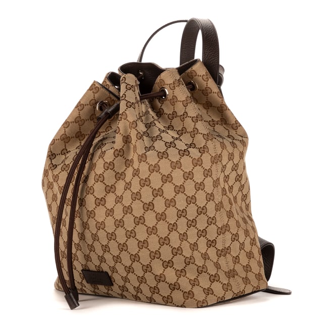 Gucci Bolsas Bucket back  Mochila en Beige Lienzo y Plata hardware. El producto está en en Excelentes Condiciones (A).
  Dimensiones: 31x35x16 cm 
  Accesorios incluidos: NONE
    
  BrandCo Paris encuentra artículos raros y en las mejores condiciones a precios increíbles. ¡Vale la pena tener paciencia! Compra con confianza: todos los artículos de BrandCo Paris son seleccionados y autenticados cuidadosamente por nuestro equipo de expertos.
  Todos los artículos vienen con un certificado de autenticidad y un embalaje entregado por BrandCo Paris.
  Tabla de clasificación de la condición del artículo
  N (como nuevo)
  AA (perfecto estado)
  A (excelente estado)
  AB (muy buen estado)
  B (bueno/regular)