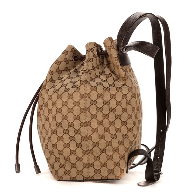 Gucci Bolsas Bucket back  Mochila en Beige Lienzo y Plata hardware. El producto está en en Excelentes Condiciones (A).
  Dimensiones: 31x35x16 cm 
  Accesorios incluidos: NONE
    
  BrandCo Paris encuentra artículos raros y en las mejores condiciones a precios increíbles. ¡Vale la pena tener paciencia! Compra con confianza: todos los artículos de BrandCo Paris son seleccionados y autenticados cuidadosamente por nuestro equipo de expertos.
  Todos los artículos vienen con un certificado de autenticidad y un embalaje entregado por BrandCo Paris.
  Tabla de clasificación de la condición del artículo
  N (como nuevo)
  AA (perfecto estado)
  A (excelente estado)
  AB (muy buen estado)
  B (bueno/regular)