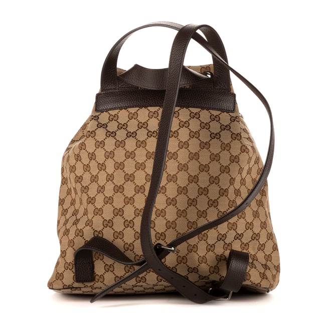 Gucci Bolsas Bucket back  Mochila en Beige Lienzo y Plata hardware. El producto está en en Excelentes Condiciones (A).
  Dimensiones: 31x35x16 cm 
  Accesorios incluidos: NONE
    
  BrandCo Paris encuentra artículos raros y en las mejores condiciones a precios increíbles. ¡Vale la pena tener paciencia! Compra con confianza: todos los artículos de BrandCo Paris son seleccionados y autenticados cuidadosamente por nuestro equipo de expertos.
  Todos los artículos vienen con un certificado de autenticidad y un embalaje entregado por BrandCo Paris.
  Tabla de clasificación de la condición del artículo
  N (como nuevo)
  AA (perfecto estado)
  A (excelente estado)
  AB (muy buen estado)
  B (bueno/regular)