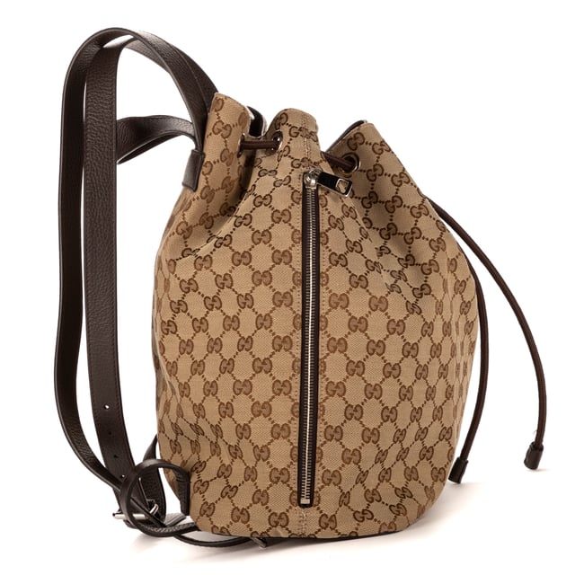 Gucci Bolsas Bucket back  Mochila en Beige Lienzo y Plata hardware. El producto está en en Excelentes Condiciones (A).
  Dimensiones: 31x35x16 cm 
  Accesorios incluidos: NONE
    
  BrandCo Paris encuentra artículos raros y en las mejores condiciones a precios increíbles. ¡Vale la pena tener paciencia! Compra con confianza: todos los artículos de BrandCo Paris son seleccionados y autenticados cuidadosamente por nuestro equipo de expertos.
  Todos los artículos vienen con un certificado de autenticidad y un embalaje entregado por BrandCo Paris.
  Tabla de clasificación de la condición del artículo
  N (como nuevo)
  AA (perfecto estado)
  A (excelente estado)
  AB (muy buen estado)
  B (bueno/regular)
