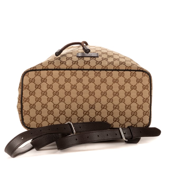 Gucci Bolsas Bucket back  Mochila en Beige Lienzo y Plata hardware. El producto está en en Excelentes Condiciones (A).
  Dimensiones: 31x35x16 cm 
  Accesorios incluidos: NONE
    
  BrandCo Paris encuentra artículos raros y en las mejores condiciones a precios increíbles. ¡Vale la pena tener paciencia! Compra con confianza: todos los artículos de BrandCo Paris son seleccionados y autenticados cuidadosamente por nuestro equipo de expertos.
  Todos los artículos vienen con un certificado de autenticidad y un embalaje entregado por BrandCo Paris.
  Tabla de clasificación de la condición del artículo
  N (como nuevo)
  AA (perfecto estado)
  A (excelente estado)
  AB (muy buen estado)
  B (bueno/regular)