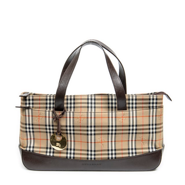 Rectangular Zip Tote Bags Burberry Shoulder Bag Rectangular Zip Tote Bags in Beige/Brown Haymarket Check Canvas and Gold hardware. The product is in Excellent Condition (A).
Dimensions: 33.5x18x9 cm
Accessories Included: Charm
BrandCo Paris finds rare and top condition items at great deals, they are worth your patience!
Shop with confidence - All BrandCo Paris items are carefully selected and authenticated by our team of experts.
All the items come with an authenticity certificate and packaging delivered by BrandCo Paris.
Item Condition Grading Table
N (Like New)
AA (Perfect Condition)
A (Excellent Condition)
AB (Very Good Condition)
B (Good/Fair)