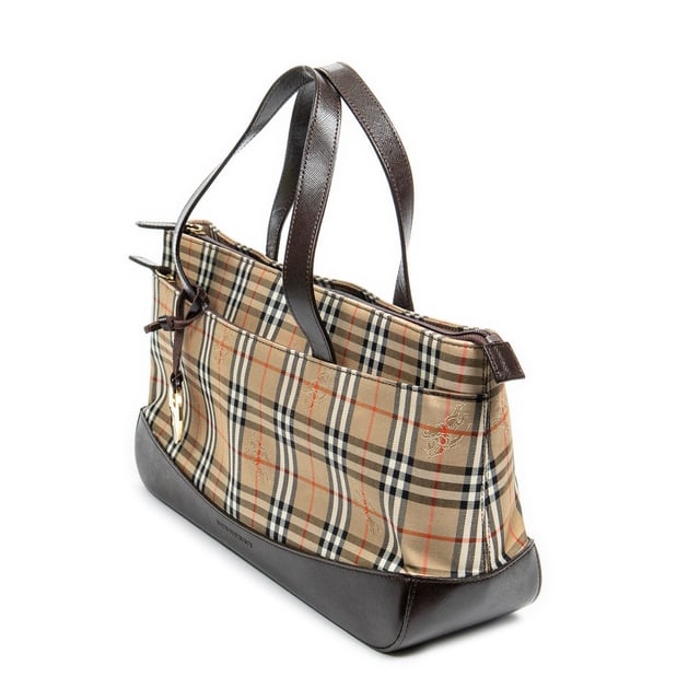 Rectangular Zip Tote Bags Burberry Shoulder Bag Rectangular Zip Tote Bags in Beige/Brown Haymarket Check Canvas and Gold hardware. The product is in Excellent Condition (A).
Dimensions: 33.5x18x9 cm
Accessories Included: Charm
BrandCo Paris finds rare and top condition items at great deals, they are worth your patience!
Shop with confidence - All BrandCo Paris items are carefully selected and authenticated by our team of experts.
All the items come with an authenticity certificate and packaging delivered by BrandCo Paris.
Item Condition Grading Table
N (Like New)
AA (Perfect Condition)
A (Excellent Condition)
AB (Very Good Condition)
B (Good/Fair)