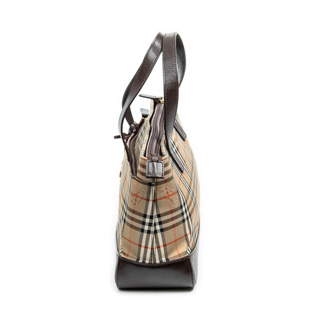 Rectangular Zip Tote Bags Burberry Shoulder Bag Rectangular Zip Tote Bags in Beige/Brown Haymarket Check Canvas and Gold hardware. The product is in Excellent Condition (A).
Dimensions: 33.5x18x9 cm
Accessories Included: Charm
BrandCo Paris finds rare and top condition items at great deals, they are worth your patience!
Shop with confidence - All BrandCo Paris items are carefully selected and authenticated by our team of experts.
All the items come with an authenticity certificate and packaging delivered by BrandCo Paris.
Item Condition Grading Table
N (Like New)
AA (Perfect Condition)
A (Excellent Condition)
AB (Very Good Condition)
B (Good/Fair)