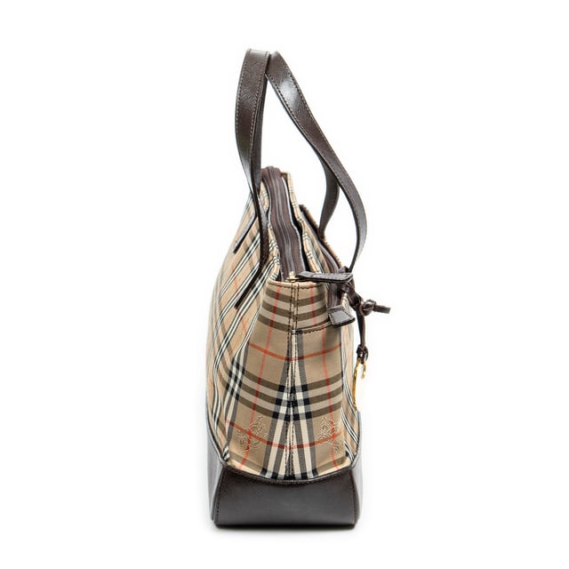 Rectangular Zip Tote Bags Burberry Shoulder Bag Rectangular Zip Tote Bags in Beige/Brown Haymarket Check Canvas and Gold hardware. The product is in Excellent Condition (A).
Dimensions: 33.5x18x9 cm
Accessories Included: Charm
BrandCo Paris finds rare and top condition items at great deals, they are worth your patience!
Shop with confidence - All BrandCo Paris items are carefully selected and authenticated by our team of experts.
All the items come with an authenticity certificate and packaging delivered by BrandCo Paris.
Item Condition Grading Table
N (Like New)
AA (Perfect Condition)
A (Excellent Condition)
AB (Very Good Condition)
B (Good/Fair)