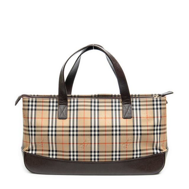 Rectangular Zip Tote Bags Burberry Shoulder Bag Rectangular Zip Tote Bags in Beige/Brown Haymarket Check Canvas and Gold hardware. The product is in Excellent Condition (A).
Dimensions: 33.5x18x9 cm
Accessories Included: Charm
BrandCo Paris finds rare and top condition items at great deals, they are worth your patience!
Shop with confidence - All BrandCo Paris items are carefully selected and authenticated by our team of experts.
All the items come with an authenticity certificate and packaging delivered by BrandCo Paris.
Item Condition Grading Table
N (Like New)
AA (Perfect Condition)
A (Excellent Condition)
AB (Very Good Condition)
B (Good/Fair)