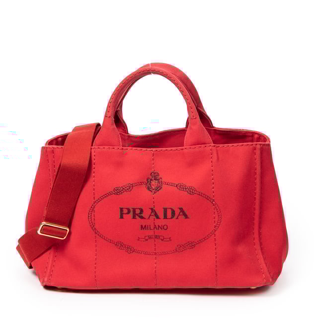 Prada Taschen Medium Canapa Tote  Umhängetasche und Rot Leinwand und Gold hardware. Das Produkt ist auf In Perfecte Staat (AA).
  Abmessungen: 35.5x22x23 cm 
  Zubehör inklusive: "Strap, Card, Dustbag"
  
  BrandCo Paris hat seltene Artikel und die besten Konditionen zu unglaublichen Preisen vorgestellt. ¡Vale la pena tener paciencia! Kaufen Sie mit Vertrauen: Alle Artikel von BrandCo Paris sind von unserem Expertenteam ausgewählt und authentisch.
  Alle Artikel enthalten ein Echtheitszertifikat und wurden von BrandCo Paris übernommen.
  Tabelle zur Klassifizierung des Artikelzustands
  N (wie neu)
  AA (perfekter Zustand)
  A (ausgezeichneter Zustand)
  AB (sehr guter Zustand)
  B (gut/mittelmäßig)
