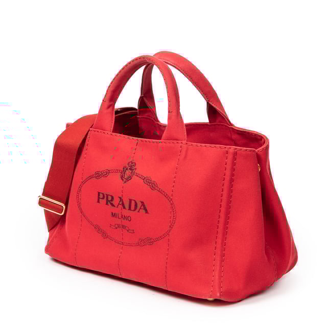 Prada Taschen Medium Canapa Tote  Umhängetasche und Rot Leinwand und Gold hardware. Das Produkt ist auf In Perfecte Staat (AA).
  Abmessungen: 35.5x22x23 cm 
  Zubehör inklusive: "Strap, Card, Dustbag"
  
  BrandCo Paris hat seltene Artikel und die besten Konditionen zu unglaublichen Preisen vorgestellt. ¡Vale la pena tener paciencia! Kaufen Sie mit Vertrauen: Alle Artikel von BrandCo Paris sind von unserem Expertenteam ausgewählt und authentisch.
  Alle Artikel enthalten ein Echtheitszertifikat und wurden von BrandCo Paris übernommen.
  Tabelle zur Klassifizierung des Artikelzustands
  N (wie neu)
  AA (perfekter Zustand)
  A (ausgezeichneter Zustand)
  AB (sehr guter Zustand)
  B (gut/mittelmäßig)