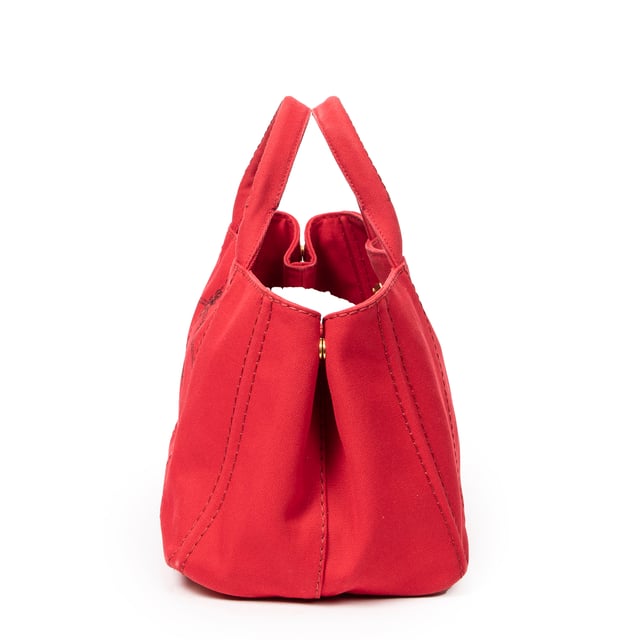 Prada Taschen Medium Canapa Tote  Umhängetasche und Rot Leinwand und Gold hardware. Das Produkt ist auf In Perfecte Staat (AA).
  Abmessungen: 35.5x22x23 cm 
  Zubehör inklusive: "Strap, Card, Dustbag"
  
  BrandCo Paris hat seltene Artikel und die besten Konditionen zu unglaublichen Preisen vorgestellt. ¡Vale la pena tener paciencia! Kaufen Sie mit Vertrauen: Alle Artikel von BrandCo Paris sind von unserem Expertenteam ausgewählt und authentisch.
  Alle Artikel enthalten ein Echtheitszertifikat und wurden von BrandCo Paris übernommen.
  Tabelle zur Klassifizierung des Artikelzustands
  N (wie neu)
  AA (perfekter Zustand)
  A (ausgezeichneter Zustand)
  AB (sehr guter Zustand)
  B (gut/mittelmäßig)