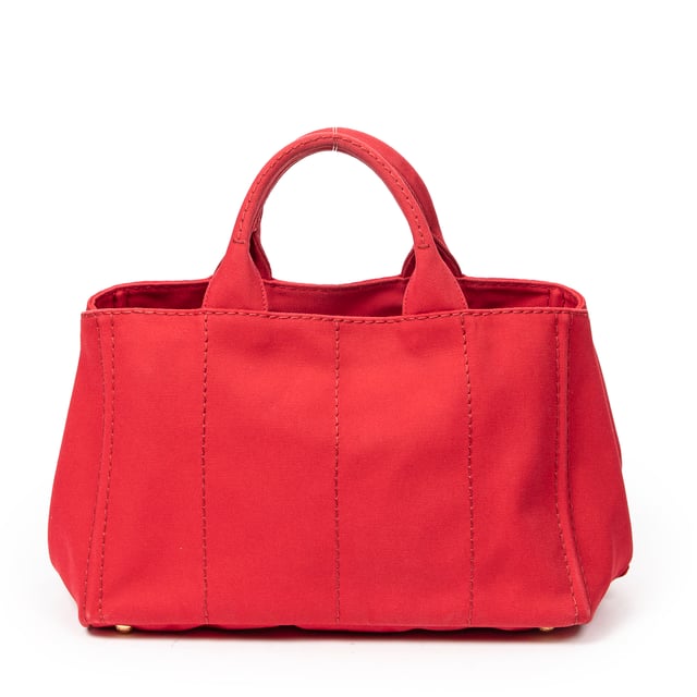 Prada Taschen Medium Canapa Tote  Umhängetasche und Rot Leinwand und Gold hardware. Das Produkt ist auf In Perfecte Staat (AA).
  Abmessungen: 35.5x22x23 cm 
  Zubehör inklusive: "Strap, Card, Dustbag"
  
  BrandCo Paris hat seltene Artikel und die besten Konditionen zu unglaublichen Preisen vorgestellt. ¡Vale la pena tener paciencia! Kaufen Sie mit Vertrauen: Alle Artikel von BrandCo Paris sind von unserem Expertenteam ausgewählt und authentisch.
  Alle Artikel enthalten ein Echtheitszertifikat und wurden von BrandCo Paris übernommen.
  Tabelle zur Klassifizierung des Artikelzustands
  N (wie neu)
  AA (perfekter Zustand)
  A (ausgezeichneter Zustand)
  AB (sehr guter Zustand)
  B (gut/mittelmäßig)