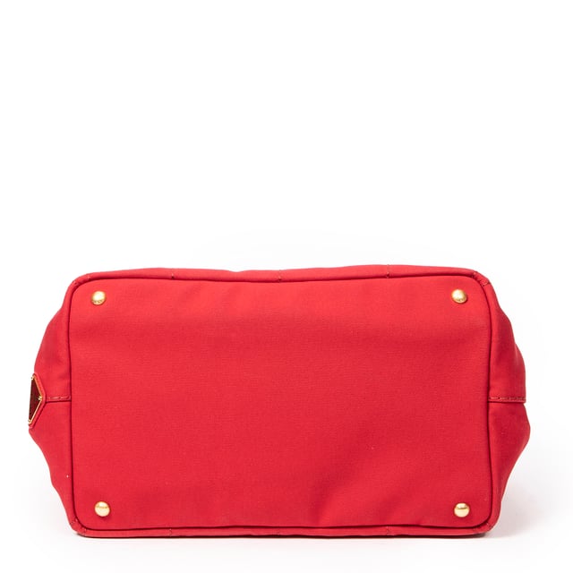 Prada Taschen Medium Canapa Tote  Umhängetasche und Rot Leinwand und Gold hardware. Das Produkt ist auf In Perfecte Staat (AA).
  Abmessungen: 35.5x22x23 cm 
  Zubehör inklusive: "Strap, Card, Dustbag"
  
  BrandCo Paris hat seltene Artikel und die besten Konditionen zu unglaublichen Preisen vorgestellt. ¡Vale la pena tener paciencia! Kaufen Sie mit Vertrauen: Alle Artikel von BrandCo Paris sind von unserem Expertenteam ausgewählt und authentisch.
  Alle Artikel enthalten ein Echtheitszertifikat und wurden von BrandCo Paris übernommen.
  Tabelle zur Klassifizierung des Artikelzustands
  N (wie neu)
  AA (perfekter Zustand)
  A (ausgezeichneter Zustand)
  AB (sehr guter Zustand)
  B (gut/mittelmäßig)