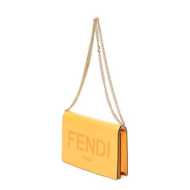 Fendi Tassen Wallet on Chain  Schoudertas in de Oranje Kalfsleer in de Goud  hardware. Het product is in In Perfecte Staat (AA).
  Afmetingen: 20.5x14x3 cm 
  Inclusief accessoires: Dustbag
      Conditie Notes: tiny dents and creases on exterior leather, slight dirtmarks on interior pocket, slight scratches on lock hardware
  BrandCo Paris vindt zeldzame artikelen in de beste staat voor ongelooflijke prijzen. Het is de moeite waard om geduldig te zijn! Koop met vertrouwen: alle artikelen van BrandCo Paris worden zorgvuldig geselecteerd en geverifieerd door ons team van experts.

  Alle artikelen worden geleverd met een certificaat van echtheid en verpakt door BrandCo Paris.

  Classificatietabel voor de conditie van het artikel:

  N (als nieuw)
  AA (perfecte staat)
  A (uitstekende staat)
  AB (zeer goede staat)
  B (goede/redelijke staat)