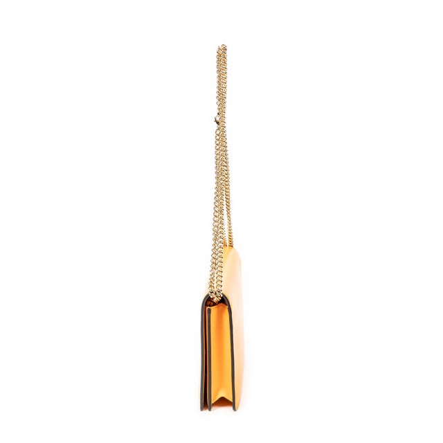 Fendi Tassen Wallet on Chain  Schoudertas in de Oranje Kalfsleer in de Goud  hardware. Het product is in In Perfecte Staat (AA).
  Afmetingen: 20.5x14x3 cm 
  Inclusief accessoires: Dustbag
      Conditie Notes: tiny dents and creases on exterior leather, slight dirtmarks on interior pocket, slight scratches on lock hardware
  BrandCo Paris vindt zeldzame artikelen in de beste staat voor ongelooflijke prijzen. Het is de moeite waard om geduldig te zijn! Koop met vertrouwen: alle artikelen van BrandCo Paris worden zorgvuldig geselecteerd en geverifieerd door ons team van experts.

  Alle artikelen worden geleverd met een certificaat van echtheid en verpakt door BrandCo Paris.

  Classificatietabel voor de conditie van het artikel:

  N (als nieuw)
  AA (perfecte staat)
  A (uitstekende staat)
  AB (zeer goede staat)
  B (goede/redelijke staat)