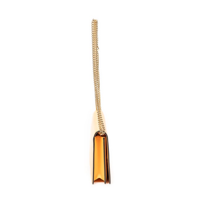 Fendi Tassen Wallet on Chain  Schoudertas in de Oranje Kalfsleer in de Goud  hardware. Het product is in In Perfecte Staat (AA).
  Afmetingen: 20.5x14x3 cm 
  Inclusief accessoires: Dustbag
      Conditie Notes: tiny dents and creases on exterior leather, slight dirtmarks on interior pocket, slight scratches on lock hardware
  BrandCo Paris vindt zeldzame artikelen in de beste staat voor ongelooflijke prijzen. Het is de moeite waard om geduldig te zijn! Koop met vertrouwen: alle artikelen van BrandCo Paris worden zorgvuldig geselecteerd en geverifieerd door ons team van experts.

  Alle artikelen worden geleverd met een certificaat van echtheid en verpakt door BrandCo Paris.

  Classificatietabel voor de conditie van het artikel:

  N (als nieuw)
  AA (perfecte staat)
  A (uitstekende staat)
  AB (zeer goede staat)
  B (goede/redelijke staat)
