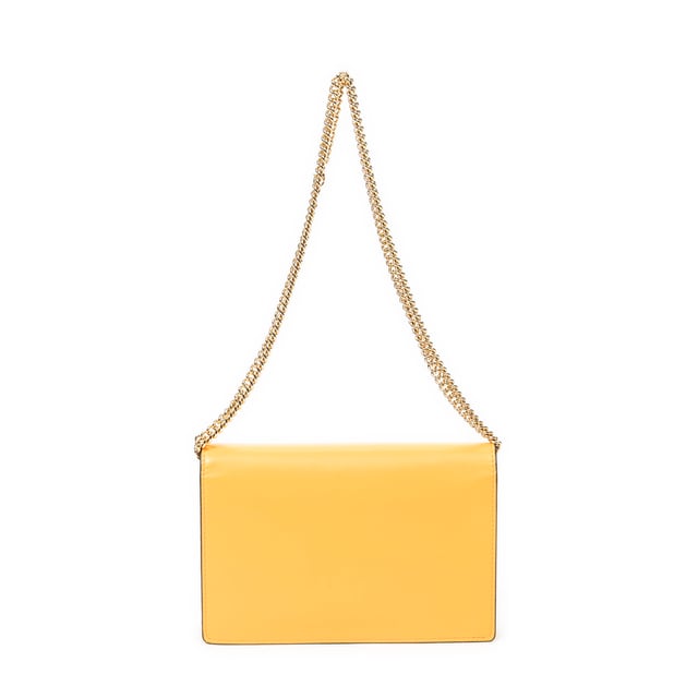 Fendi Tassen Wallet on Chain  Schoudertas in de Oranje Kalfsleer in de Goud  hardware. Het product is in In Perfecte Staat (AA).
  Afmetingen: 20.5x14x3 cm 
  Inclusief accessoires: Dustbag
      Conditie Notes: tiny dents and creases on exterior leather, slight dirtmarks on interior pocket, slight scratches on lock hardware
  BrandCo Paris vindt zeldzame artikelen in de beste staat voor ongelooflijke prijzen. Het is de moeite waard om geduldig te zijn! Koop met vertrouwen: alle artikelen van BrandCo Paris worden zorgvuldig geselecteerd en geverifieerd door ons team van experts.

  Alle artikelen worden geleverd met een certificaat van echtheid en verpakt door BrandCo Paris.

  Classificatietabel voor de conditie van het artikel:

  N (als nieuw)
  AA (perfecte staat)
  A (uitstekende staat)
  AB (zeer goede staat)
  B (goede/redelijke staat)