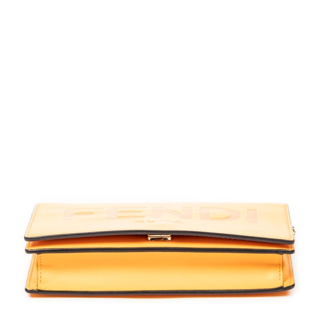 Fendi Tassen Wallet on Chain  Schoudertas in de Oranje Kalfsleer in de Goud  hardware. Het product is in In Perfecte Staat (AA).
  Afmetingen: 20.5x14x3 cm 
  Inclusief accessoires: Dustbag
      Conditie Notes: tiny dents and creases on exterior leather, slight dirtmarks on interior pocket, slight scratches on lock hardware
  BrandCo Paris vindt zeldzame artikelen in de beste staat voor ongelooflijke prijzen. Het is de moeite waard om geduldig te zijn! Koop met vertrouwen: alle artikelen van BrandCo Paris worden zorgvuldig geselecteerd en geverifieerd door ons team van experts.

  Alle artikelen worden geleverd met een certificaat van echtheid en verpakt door BrandCo Paris.

  Classificatietabel voor de conditie van het artikel:

  N (als nieuw)
  AA (perfecte staat)
  A (uitstekende staat)
  AB (zeer goede staat)
  B (goede/redelijke staat)