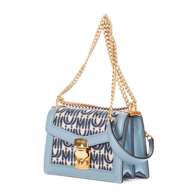 Miu Miu Taschen Confidential Tote  Umhängetasche und Türkis Leinwand und Gold hardware. Das Produkt ist auf Als Nieuw (N).
  Abmessungen: 22x14x9 cm 
  Zubehör inklusive: "Card, Dustbag"
  
  BrandCo Paris hat seltene Artikel und die besten Konditionen zu unglaublichen Preisen vorgestellt. ¡Vale la pena tener paciencia! Kaufen Sie mit Vertrauen: Alle Artikel von BrandCo Paris sind von unserem Expertenteam ausgewählt und authentisch.
  Alle Artikel enthalten ein Echtheitszertifikat und wurden von BrandCo Paris übernommen.
  Tabelle zur Klassifizierung des Artikelzustands
  N (wie neu)
  AA (perfekter Zustand)
  A (ausgezeichneter Zustand)
  AB (sehr guter Zustand)
  B (gut/mittelmäßig)