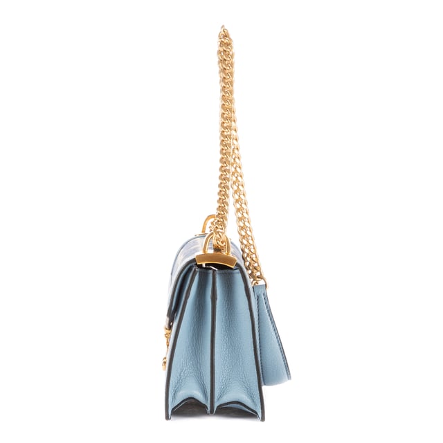 Miu Miu Taschen Confidential Tote  Umhängetasche und Türkis Leinwand und Gold hardware. Das Produkt ist auf Als Nieuw (N).
  Abmessungen: 22x14x9 cm 
  Zubehör inklusive: "Card, Dustbag"
  
  BrandCo Paris hat seltene Artikel und die besten Konditionen zu unglaublichen Preisen vorgestellt. ¡Vale la pena tener paciencia! Kaufen Sie mit Vertrauen: Alle Artikel von BrandCo Paris sind von unserem Expertenteam ausgewählt und authentisch.
  Alle Artikel enthalten ein Echtheitszertifikat und wurden von BrandCo Paris übernommen.
  Tabelle zur Klassifizierung des Artikelzustands
  N (wie neu)
  AA (perfekter Zustand)
  A (ausgezeichneter Zustand)
  AB (sehr guter Zustand)
  B (gut/mittelmäßig)