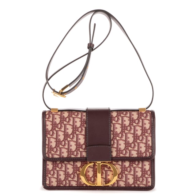 Dior Bolsas Montaigne 30 Bolso bandolera en Burdeos Lienzo y Oro hardware. El producto está en en Excelentes Condiciones (A).
  Dimensiones: 24x17x5 cm 
  Accesorios incluidos: Strap
    
  BrandCo Paris encuentra artículos raros y en las mejores condiciones a precios increíbles. ¡Vale la pena tener paciencia! Compra con confianza: todos los artículos de BrandCo Paris son seleccionados y autenticados cuidadosamente por nuestro equipo de expertos.
  Todos los artículos vienen con un certificado de autenticidad y un embalaje entregado por BrandCo Paris.
  Tabla de clasificación de la condición del artículo
  N (como nuevo)
  AA (perfecto estado)
  A (excelente estado)
  AB (muy buen estado)
  B (bueno/regular)