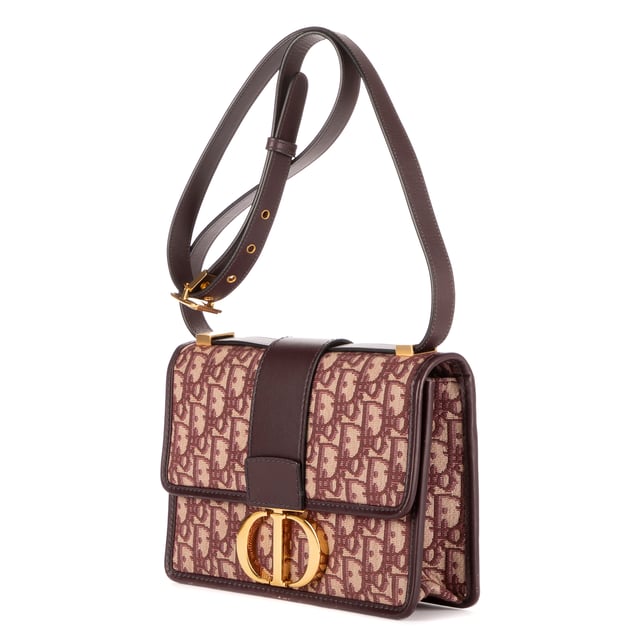 Dior Bolsas Montaigne 30 Bolso bandolera en Burdeos Lienzo y Oro hardware. El producto está en en Excelentes Condiciones (A).
  Dimensiones: 24x17x5 cm 
  Accesorios incluidos: Strap
    
  BrandCo Paris encuentra artículos raros y en las mejores condiciones a precios increíbles. ¡Vale la pena tener paciencia! Compra con confianza: todos los artículos de BrandCo Paris son seleccionados y autenticados cuidadosamente por nuestro equipo de expertos.
  Todos los artículos vienen con un certificado de autenticidad y un embalaje entregado por BrandCo Paris.
  Tabla de clasificación de la condición del artículo
  N (como nuevo)
  AA (perfecto estado)
  A (excelente estado)
  AB (muy buen estado)
  B (bueno/regular)