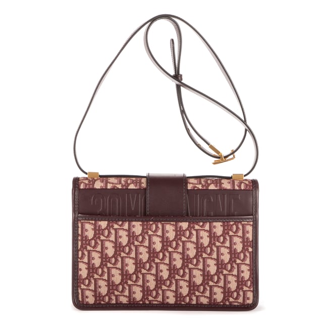 Dior Bolsas Montaigne 30 Bolso bandolera en Burdeos Lienzo y Oro hardware. El producto está en en Excelentes Condiciones (A).
  Dimensiones: 24x17x5 cm 
  Accesorios incluidos: Strap
    
  BrandCo Paris encuentra artículos raros y en las mejores condiciones a precios increíbles. ¡Vale la pena tener paciencia! Compra con confianza: todos los artículos de BrandCo Paris son seleccionados y autenticados cuidadosamente por nuestro equipo de expertos.
  Todos los artículos vienen con un certificado de autenticidad y un embalaje entregado por BrandCo Paris.
  Tabla de clasificación de la condición del artículo
  N (como nuevo)
  AA (perfecto estado)
  A (excelente estado)
  AB (muy buen estado)
  B (bueno/regular)
