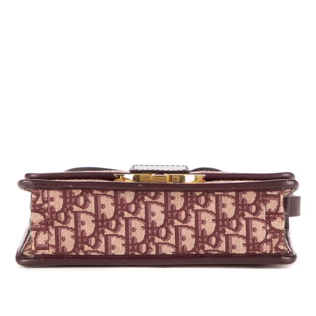 Dior Bolsas Montaigne 30 Bolso bandolera en Burdeos Lienzo y Oro hardware. El producto está en en Excelentes Condiciones (A).
  Dimensiones: 24x17x5 cm 
  Accesorios incluidos: Strap
    
  BrandCo Paris encuentra artículos raros y en las mejores condiciones a precios increíbles. ¡Vale la pena tener paciencia! Compra con confianza: todos los artículos de BrandCo Paris son seleccionados y autenticados cuidadosamente por nuestro equipo de expertos.
  Todos los artículos vienen con un certificado de autenticidad y un embalaje entregado por BrandCo Paris.
  Tabla de clasificación de la condición del artículo
  N (como nuevo)
  AA (perfecto estado)
  A (excelente estado)
  AB (muy buen estado)
  B (bueno/regular)