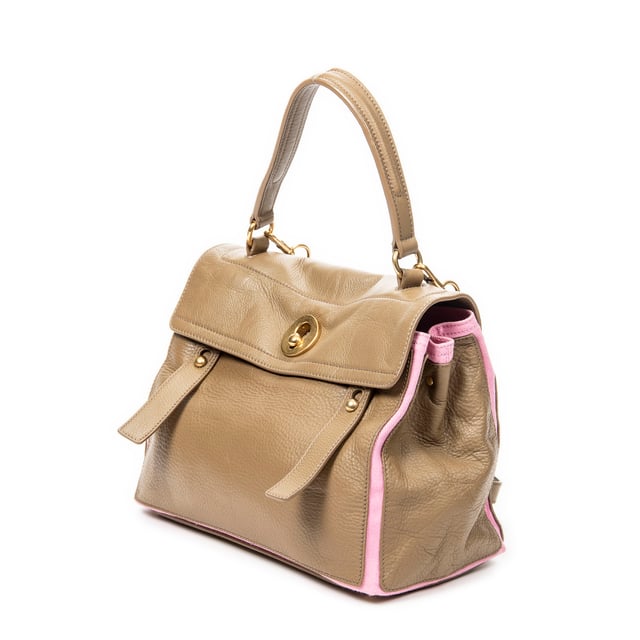 Yves Saint Laurent Bolsas Muse Two  Bolso bandolera en Marrón/Rosa Piel de becerro y Oro hardware. El producto está en en Excelentes Condiciones (A).
  Dimensiones: 32x22x16 cm 
  Accesorios incluidos: Strap
    
  BrandCo Paris encuentra artículos raros y en las mejores condiciones a precios increíbles. ¡Vale la pena tener paciencia! Compra con confianza: todos los artículos de BrandCo Paris son seleccionados y autenticados cuidadosamente por nuestro equipo de expertos.
  Todos los artículos vienen con un certificado de autenticidad y un embalaje entregado por BrandCo Paris.
  Tabla de clasificación de la condición del artículo
  N (como nuevo)
  AA (perfecto estado)
  A (excelente estado)
  AB (muy buen estado)
  B (bueno/regular)