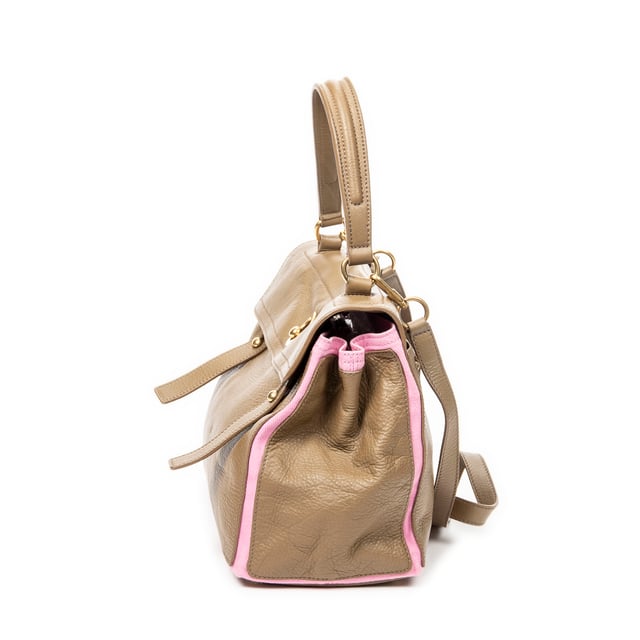 Yves Saint Laurent Bolsas Muse Two  Bolso bandolera en Marrón/Rosa Piel de becerro y Oro hardware. El producto está en en Excelentes Condiciones (A).
  Dimensiones: 32x22x16 cm 
  Accesorios incluidos: Strap
    
  BrandCo Paris encuentra artículos raros y en las mejores condiciones a precios increíbles. ¡Vale la pena tener paciencia! Compra con confianza: todos los artículos de BrandCo Paris son seleccionados y autenticados cuidadosamente por nuestro equipo de expertos.
  Todos los artículos vienen con un certificado de autenticidad y un embalaje entregado por BrandCo Paris.
  Tabla de clasificación de la condición del artículo
  N (como nuevo)
  AA (perfecto estado)
  A (excelente estado)
  AB (muy buen estado)
  B (bueno/regular)