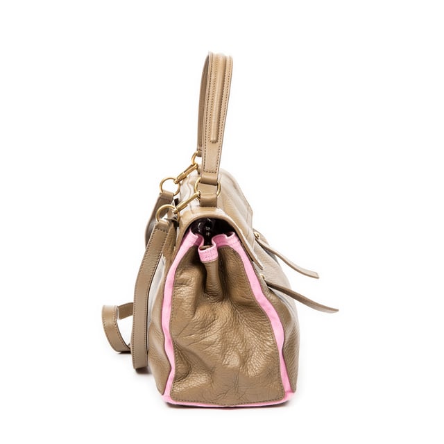 Yves Saint Laurent Bolsas Muse Two  Bolso bandolera en Marrón/Rosa Piel de becerro y Oro hardware. El producto está en en Excelentes Condiciones (A).
  Dimensiones: 32x22x16 cm 
  Accesorios incluidos: Strap
    
  BrandCo Paris encuentra artículos raros y en las mejores condiciones a precios increíbles. ¡Vale la pena tener paciencia! Compra con confianza: todos los artículos de BrandCo Paris son seleccionados y autenticados cuidadosamente por nuestro equipo de expertos.
  Todos los artículos vienen con un certificado de autenticidad y un embalaje entregado por BrandCo Paris.
  Tabla de clasificación de la condición del artículo
  N (como nuevo)
  AA (perfecto estado)
  A (excelente estado)
  AB (muy buen estado)
  B (bueno/regular)
