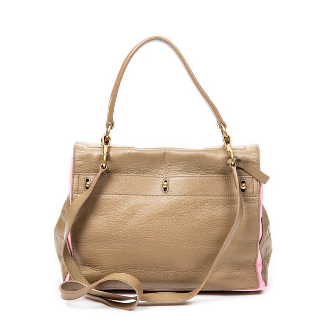 Yves Saint Laurent Bolsas Muse Two  Bolso bandolera en Marrón/Rosa Piel de becerro y Oro hardware. El producto está en en Excelentes Condiciones (A).
  Dimensiones: 32x22x16 cm 
  Accesorios incluidos: Strap
    
  BrandCo Paris encuentra artículos raros y en las mejores condiciones a precios increíbles. ¡Vale la pena tener paciencia! Compra con confianza: todos los artículos de BrandCo Paris son seleccionados y autenticados cuidadosamente por nuestro equipo de expertos.
  Todos los artículos vienen con un certificado de autenticidad y un embalaje entregado por BrandCo Paris.
  Tabla de clasificación de la condición del artículo
  N (como nuevo)
  AA (perfecto estado)
  A (excelente estado)
  AB (muy buen estado)
  B (bueno/regular)