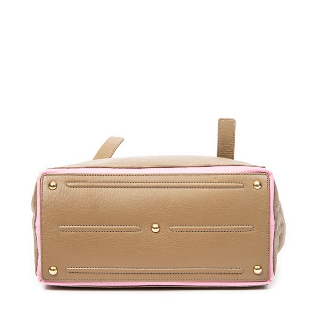 Yves Saint Laurent Bolsas Muse Two  Bolso bandolera en Marrón/Rosa Piel de becerro y Oro hardware. El producto está en en Excelentes Condiciones (A).
  Dimensiones: 32x22x16 cm 
  Accesorios incluidos: Strap
    
  BrandCo Paris encuentra artículos raros y en las mejores condiciones a precios increíbles. ¡Vale la pena tener paciencia! Compra con confianza: todos los artículos de BrandCo Paris son seleccionados y autenticados cuidadosamente por nuestro equipo de expertos.
  Todos los artículos vienen con un certificado de autenticidad y un embalaje entregado por BrandCo Paris.
  Tabla de clasificación de la condición del artículo
  N (como nuevo)
  AA (perfecto estado)
  A (excelente estado)
  AB (muy buen estado)
  B (bueno/regular)
