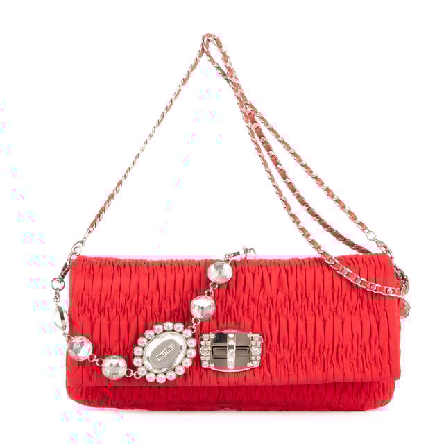 Miu Miu Taschen Iconic Crystal Cloqué  Umhängetasche und Rot Leinwand und Silber/Strass hardware. Das Produkt ist auf In Uitstekende Staat (A).
  Abmessungen: 28x14x5 cm 
  Zubehör inklusive: "Chain Strap, Rhinestones Strap"
  
  BrandCo Paris hat seltene Artikel und die besten Konditionen zu unglaublichen Preisen vorgestellt. ¡Vale la pena tener paciencia! Kaufen Sie mit Vertrauen: Alle Artikel von BrandCo Paris sind von unserem Expertenteam ausgewählt und authentisch.
  Alle Artikel enthalten ein Echtheitszertifikat und wurden von BrandCo Paris übernommen.
  Tabelle zur Klassifizierung des Artikelzustands
  N (wie neu)
  AA (perfekter Zustand)
  A (ausgezeichneter Zustand)
  AB (sehr guter Zustand)
  B (gut/mittelmäßig)