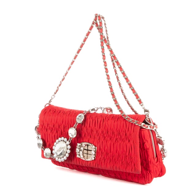 Miu Miu Taschen Iconic Crystal Cloqué  Umhängetasche und Rot Leinwand und Silber/Strass hardware. Das Produkt ist auf In Uitstekende Staat (A).
  Abmessungen: 28x14x5 cm 
  Zubehör inklusive: "Chain Strap, Rhinestones Strap"
  
  BrandCo Paris hat seltene Artikel und die besten Konditionen zu unglaublichen Preisen vorgestellt. ¡Vale la pena tener paciencia! Kaufen Sie mit Vertrauen: Alle Artikel von BrandCo Paris sind von unserem Expertenteam ausgewählt und authentisch.
  Alle Artikel enthalten ein Echtheitszertifikat und wurden von BrandCo Paris übernommen.
  Tabelle zur Klassifizierung des Artikelzustands
  N (wie neu)
  AA (perfekter Zustand)
  A (ausgezeichneter Zustand)
  AB (sehr guter Zustand)
  B (gut/mittelmäßig)