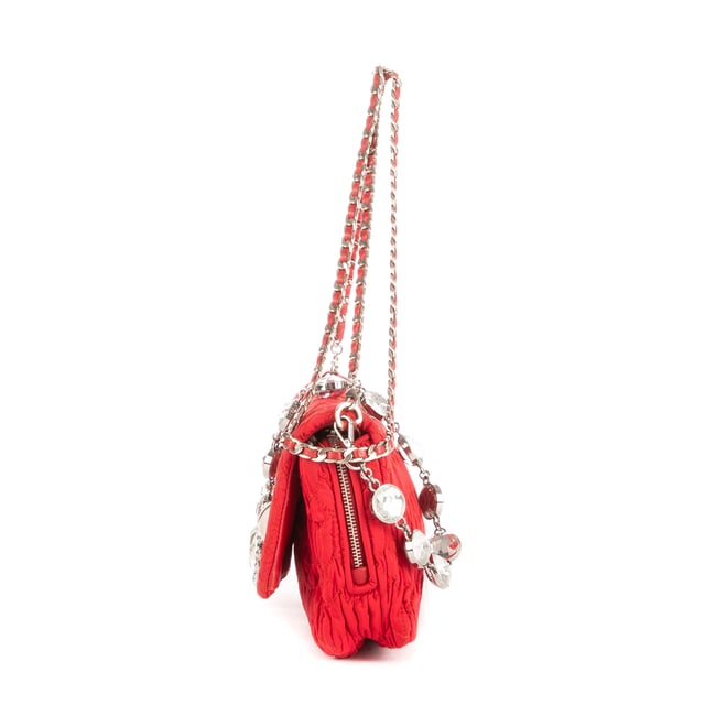 Miu Miu Taschen Iconic Crystal Cloqué  Umhängetasche und Rot Leinwand und Silber/Strass hardware. Das Produkt ist auf In Uitstekende Staat (A).
  Abmessungen: 28x14x5 cm 
  Zubehör inklusive: "Chain Strap, Rhinestones Strap"
  
  BrandCo Paris hat seltene Artikel und die besten Konditionen zu unglaublichen Preisen vorgestellt. ¡Vale la pena tener paciencia! Kaufen Sie mit Vertrauen: Alle Artikel von BrandCo Paris sind von unserem Expertenteam ausgewählt und authentisch.
  Alle Artikel enthalten ein Echtheitszertifikat und wurden von BrandCo Paris übernommen.
  Tabelle zur Klassifizierung des Artikelzustands
  N (wie neu)
  AA (perfekter Zustand)
  A (ausgezeichneter Zustand)
  AB (sehr guter Zustand)
  B (gut/mittelmäßig)