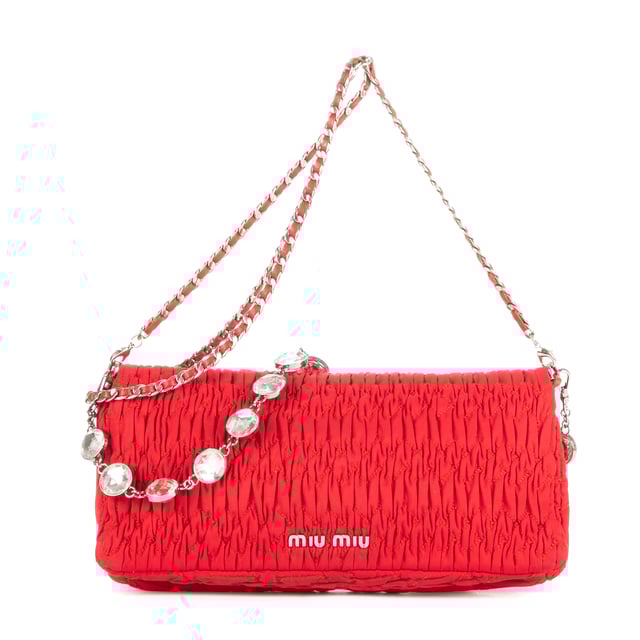 Miu Miu Taschen Iconic Crystal Cloqué  Umhängetasche und Rot Leinwand und Silber/Strass hardware. Das Produkt ist auf In Uitstekende Staat (A).
  Abmessungen: 28x14x5 cm 
  Zubehör inklusive: "Chain Strap, Rhinestones Strap"
  
  BrandCo Paris hat seltene Artikel und die besten Konditionen zu unglaublichen Preisen vorgestellt. ¡Vale la pena tener paciencia! Kaufen Sie mit Vertrauen: Alle Artikel von BrandCo Paris sind von unserem Expertenteam ausgewählt und authentisch.
  Alle Artikel enthalten ein Echtheitszertifikat und wurden von BrandCo Paris übernommen.
  Tabelle zur Klassifizierung des Artikelzustands
  N (wie neu)
  AA (perfekter Zustand)
  A (ausgezeichneter Zustand)
  AB (sehr guter Zustand)
  B (gut/mittelmäßig)