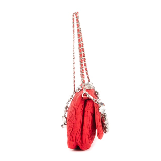 Miu Miu Taschen Iconic Crystal Cloqué  Umhängetasche und Rot Leinwand und Silber/Strass hardware. Das Produkt ist auf In Uitstekende Staat (A).
  Abmessungen: 28x14x5 cm 
  Zubehör inklusive: "Chain Strap, Rhinestones Strap"
  
  BrandCo Paris hat seltene Artikel und die besten Konditionen zu unglaublichen Preisen vorgestellt. ¡Vale la pena tener paciencia! Kaufen Sie mit Vertrauen: Alle Artikel von BrandCo Paris sind von unserem Expertenteam ausgewählt und authentisch.
  Alle Artikel enthalten ein Echtheitszertifikat und wurden von BrandCo Paris übernommen.
  Tabelle zur Klassifizierung des Artikelzustands
  N (wie neu)
  AA (perfekter Zustand)
  A (ausgezeichneter Zustand)
  AB (sehr guter Zustand)
  B (gut/mittelmäßig)