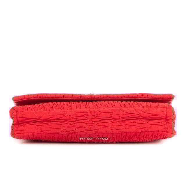 Miu Miu Taschen Iconic Crystal Cloqué  Umhängetasche und Rot Leinwand und Silber/Strass hardware. Das Produkt ist auf In Uitstekende Staat (A).
  Abmessungen: 28x14x5 cm 
  Zubehör inklusive: "Chain Strap, Rhinestones Strap"
  
  BrandCo Paris hat seltene Artikel und die besten Konditionen zu unglaublichen Preisen vorgestellt. ¡Vale la pena tener paciencia! Kaufen Sie mit Vertrauen: Alle Artikel von BrandCo Paris sind von unserem Expertenteam ausgewählt und authentisch.
  Alle Artikel enthalten ein Echtheitszertifikat und wurden von BrandCo Paris übernommen.
  Tabelle zur Klassifizierung des Artikelzustands
  N (wie neu)
  AA (perfekter Zustand)
  A (ausgezeichneter Zustand)
  AB (sehr guter Zustand)
  B (gut/mittelmäßig)