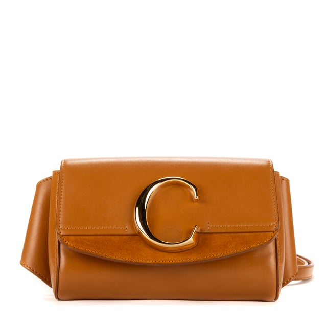 Chloe Bolsas C Belt  Riñonera en Camello Piel de becerro y Oro hardware. El producto está en en Perfectas Condiciones (AA).
  Dimensiones: 19x12x5 cm 
  Accesorios incluidos: Dustbag
    
  BrandCo Paris encuentra artículos raros y en las mejores condiciones a precios increíbles. ¡Vale la pena tener paciencia! Compra con confianza: todos los artículos de BrandCo Paris son seleccionados y autenticados cuidadosamente por nuestro equipo de expertos.
  Todos los artículos vienen con un certificado de autenticidad y un embalaje entregado por BrandCo Paris.
  Tabla de clasificación de la condición del artículo
  N (como nuevo)
  AA (perfecto estado)
  A (excelente estado)
  AB (muy buen estado)
  B (bueno/regular)