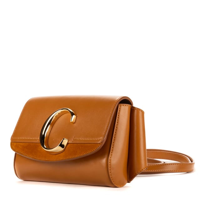 Chloe Bolsas C Belt  Riñonera en Camello Piel de becerro y Oro hardware. El producto está en en Perfectas Condiciones (AA).
  Dimensiones: 19x12x5 cm 
  Accesorios incluidos: Dustbag
    
  BrandCo Paris encuentra artículos raros y en las mejores condiciones a precios increíbles. ¡Vale la pena tener paciencia! Compra con confianza: todos los artículos de BrandCo Paris son seleccionados y autenticados cuidadosamente por nuestro equipo de expertos.
  Todos los artículos vienen con un certificado de autenticidad y un embalaje entregado por BrandCo Paris.
  Tabla de clasificación de la condición del artículo
  N (como nuevo)
  AA (perfecto estado)
  A (excelente estado)
  AB (muy buen estado)
  B (bueno/regular)
