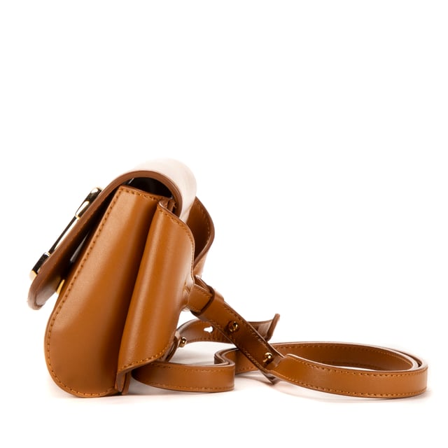 Chloe Bolsas C Belt  Riñonera en Camello Piel de becerro y Oro hardware. El producto está en en Perfectas Condiciones (AA).
  Dimensiones: 19x12x5 cm 
  Accesorios incluidos: Dustbag
    
  BrandCo Paris encuentra artículos raros y en las mejores condiciones a precios increíbles. ¡Vale la pena tener paciencia! Compra con confianza: todos los artículos de BrandCo Paris son seleccionados y autenticados cuidadosamente por nuestro equipo de expertos.
  Todos los artículos vienen con un certificado de autenticidad y un embalaje entregado por BrandCo Paris.
  Tabla de clasificación de la condición del artículo
  N (como nuevo)
  AA (perfecto estado)
  A (excelente estado)
  AB (muy buen estado)
  B (bueno/regular)