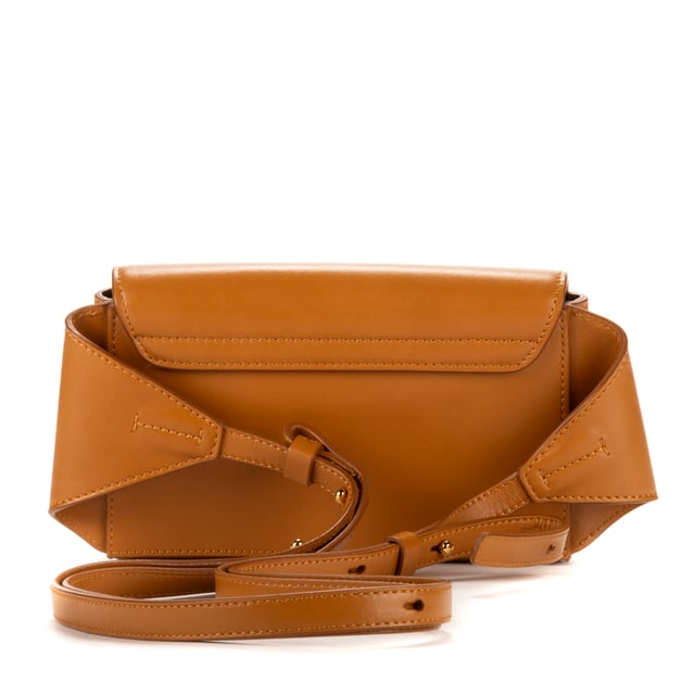 Chloe Bolsas C Belt  Riñonera en Camello Piel de becerro y Oro hardware. El producto está en en Perfectas Condiciones (AA).
  Dimensiones: 19x12x5 cm 
  Accesorios incluidos: Dustbag
    
  BrandCo Paris encuentra artículos raros y en las mejores condiciones a precios increíbles. ¡Vale la pena tener paciencia! Compra con confianza: todos los artículos de BrandCo Paris son seleccionados y autenticados cuidadosamente por nuestro equipo de expertos.
  Todos los artículos vienen con un certificado de autenticidad y un embalaje entregado por BrandCo Paris.
  Tabla de clasificación de la condición del artículo
  N (como nuevo)
  AA (perfecto estado)
  A (excelente estado)
  AB (muy buen estado)
  B (bueno/regular)