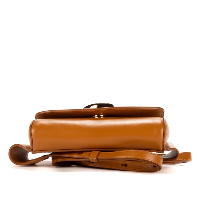 Chloe Bolsas C Belt  Riñonera en Camello Piel de becerro y Oro hardware. El producto está en en Perfectas Condiciones (AA).
  Dimensiones: 19x12x5 cm 
  Accesorios incluidos: Dustbag
    
  BrandCo Paris encuentra artículos raros y en las mejores condiciones a precios increíbles. ¡Vale la pena tener paciencia! Compra con confianza: todos los artículos de BrandCo Paris son seleccionados y autenticados cuidadosamente por nuestro equipo de expertos.
  Todos los artículos vienen con un certificado de autenticidad y un embalaje entregado por BrandCo Paris.
  Tabla de clasificación de la condición del artículo
  N (como nuevo)
  AA (perfecto estado)
  A (excelente estado)
  AB (muy buen estado)
  B (bueno/regular)
