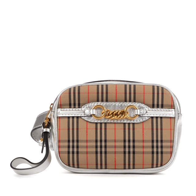 Burberry Bolsas Camera  Riñonera en Marrón Lienzo y Oro hardware. El producto está en en Excelentes Condiciones (A).
  Dimensiones: 20x14x5 cm 
  Accesorios incluidos: Dustbag
    
  BrandCo Paris encuentra artículos raros y en las mejores condiciones a precios increíbles. ¡Vale la pena tener paciencia! Compra con confianza: todos los artículos de BrandCo Paris son seleccionados y autenticados cuidadosamente por nuestro equipo de expertos.
  Todos los artículos vienen con un certificado de autenticidad y un embalaje entregado por BrandCo Paris.
  Tabla de clasificación de la condición del artículo
  N (como nuevo)
  AA (perfecto estado)
  A (excelente estado)
  AB (muy buen estado)
  B (bueno/regular)