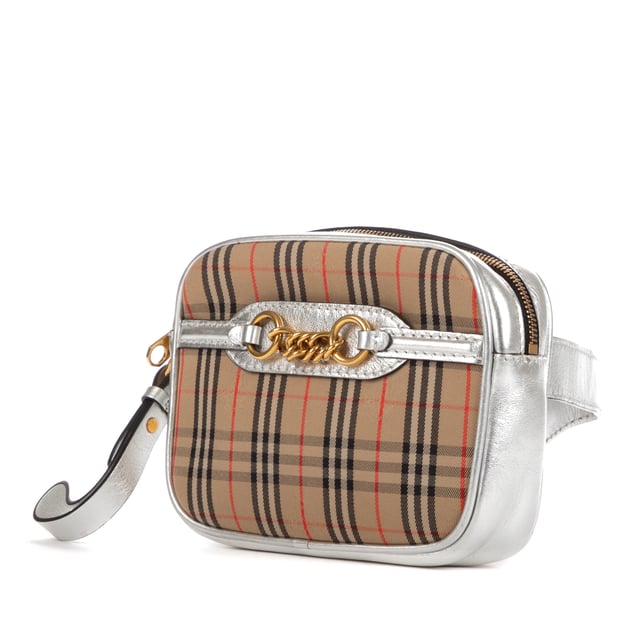Burberry Bolsas Camera  Riñonera en Marrón Lienzo y Oro hardware. El producto está en en Excelentes Condiciones (A).
  Dimensiones: 20x14x5 cm 
  Accesorios incluidos: Dustbag
    
  BrandCo Paris encuentra artículos raros y en las mejores condiciones a precios increíbles. ¡Vale la pena tener paciencia! Compra con confianza: todos los artículos de BrandCo Paris son seleccionados y autenticados cuidadosamente por nuestro equipo de expertos.
  Todos los artículos vienen con un certificado de autenticidad y un embalaje entregado por BrandCo Paris.
  Tabla de clasificación de la condición del artículo
  N (como nuevo)
  AA (perfecto estado)
  A (excelente estado)
  AB (muy buen estado)
  B (bueno/regular)
