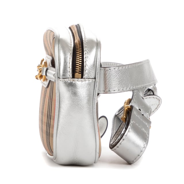 Burberry Bolsas Camera  Riñonera en Marrón Lienzo y Oro hardware. El producto está en en Excelentes Condiciones (A).
  Dimensiones: 20x14x5 cm 
  Accesorios incluidos: Dustbag
    
  BrandCo Paris encuentra artículos raros y en las mejores condiciones a precios increíbles. ¡Vale la pena tener paciencia! Compra con confianza: todos los artículos de BrandCo Paris son seleccionados y autenticados cuidadosamente por nuestro equipo de expertos.
  Todos los artículos vienen con un certificado de autenticidad y un embalaje entregado por BrandCo Paris.
  Tabla de clasificación de la condición del artículo
  N (como nuevo)
  AA (perfecto estado)
  A (excelente estado)
  AB (muy buen estado)
  B (bueno/regular)
