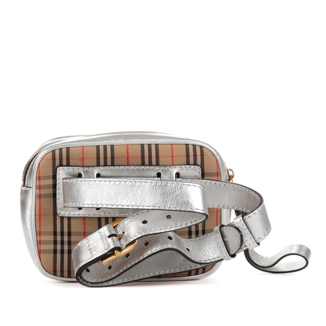 Burberry Bolsas Camera  Riñonera en Marrón Lienzo y Oro hardware. El producto está en en Excelentes Condiciones (A).
  Dimensiones: 20x14x5 cm 
  Accesorios incluidos: Dustbag
    
  BrandCo Paris encuentra artículos raros y en las mejores condiciones a precios increíbles. ¡Vale la pena tener paciencia! Compra con confianza: todos los artículos de BrandCo Paris son seleccionados y autenticados cuidadosamente por nuestro equipo de expertos.
  Todos los artículos vienen con un certificado de autenticidad y un embalaje entregado por BrandCo Paris.
  Tabla de clasificación de la condición del artículo
  N (como nuevo)
  AA (perfecto estado)
  A (excelente estado)
  AB (muy buen estado)
  B (bueno/regular)