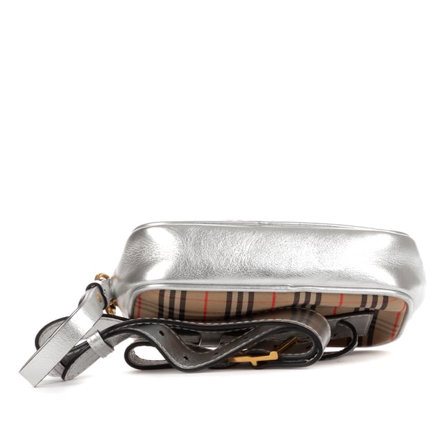Burberry Bolsas Camera  Riñonera en Marrón Lienzo y Oro hardware. El producto está en en Excelentes Condiciones (A).
  Dimensiones: 20x14x5 cm 
  Accesorios incluidos: Dustbag
    
  BrandCo Paris encuentra artículos raros y en las mejores condiciones a precios increíbles. ¡Vale la pena tener paciencia! Compra con confianza: todos los artículos de BrandCo Paris son seleccionados y autenticados cuidadosamente por nuestro equipo de expertos.
  Todos los artículos vienen con un certificado de autenticidad y un embalaje entregado por BrandCo Paris.
  Tabla de clasificación de la condición del artículo
  N (como nuevo)
  AA (perfecto estado)
  A (excelente estado)
  AB (muy buen estado)
  B (bueno/regular)
