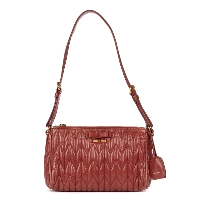 Miu Miu Taschen Small Crossbody Besace  Umhängetasche und Bruyere Rosa Kalbsleder und Gold hardware. Das Produkt ist auf In Uitstekende Staat (A).
  Abmessungen: 24x15x9 cm 
  Zubehör inklusive: "Card, Key Ring in Clochette, Dustbag"
  
  BrandCo Paris hat seltene Artikel und die besten Konditionen zu unglaublichen Preisen vorgestellt. ¡Vale la pena tener paciencia! Kaufen Sie mit Vertrauen: Alle Artikel von BrandCo Paris sind von unserem Expertenteam ausgewählt und authentisch.
  Alle Artikel enthalten ein Echtheitszertifikat und wurden von BrandCo Paris übernommen.
  Tabelle zur Klassifizierung des Artikelzustands
  N (wie neu)
  AA (perfekter Zustand)
  A (ausgezeichneter Zustand)
  AB (sehr guter Zustand)
  B (gut/mittelmäßig)
